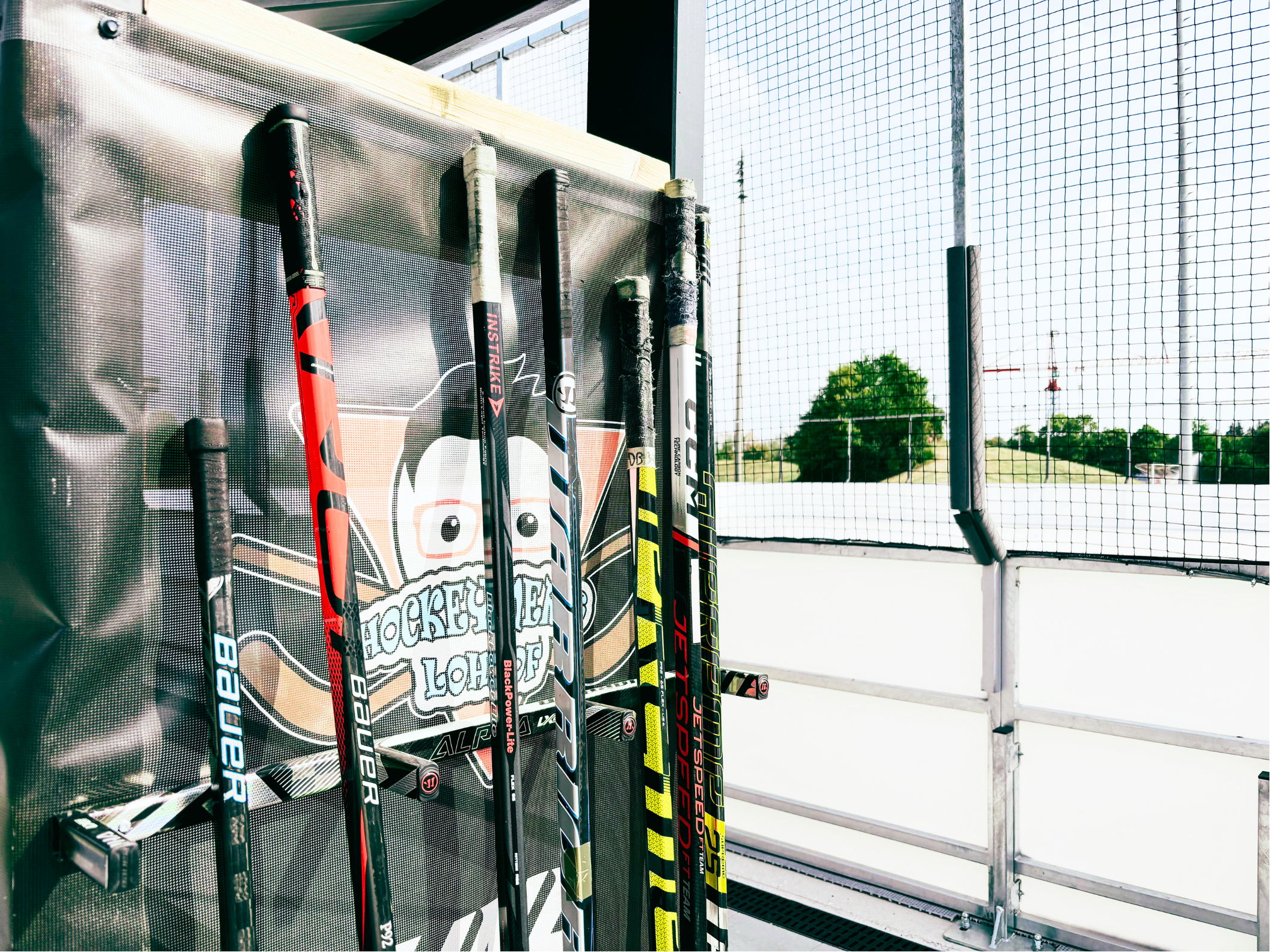 Hockeyschläger im Schlägerständer am Platz