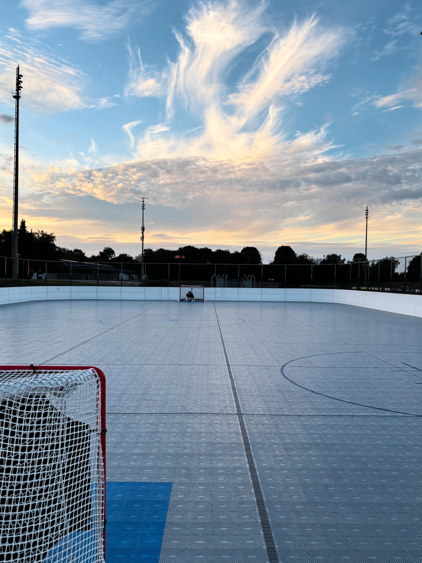 Leerer Hockeyplatz Lohhof bei Sonnenuntergang